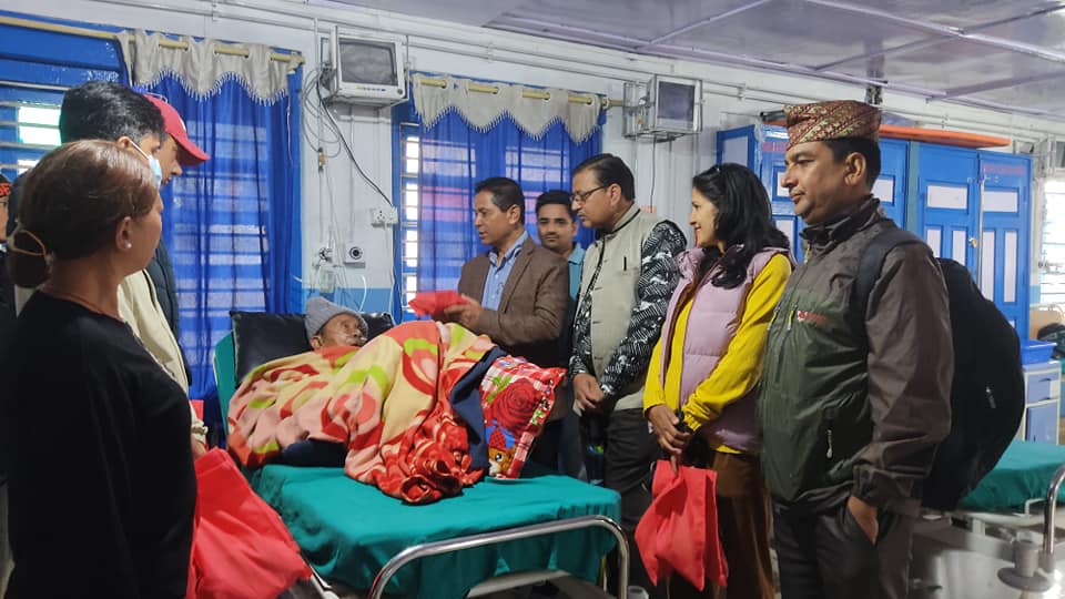 नेपाल प्रेस युनियनको ३२ औँ स्थापना दिवसको अवसरमा इलाम अस्पतालका विरामीलाई फलफुल बितरण
