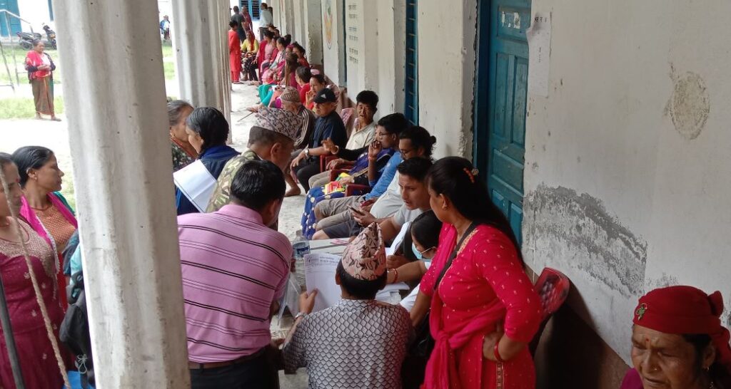 फिक्कलमा हिलिङ स्वास्थ्य उपचार शिविरमा विरामीको भिड