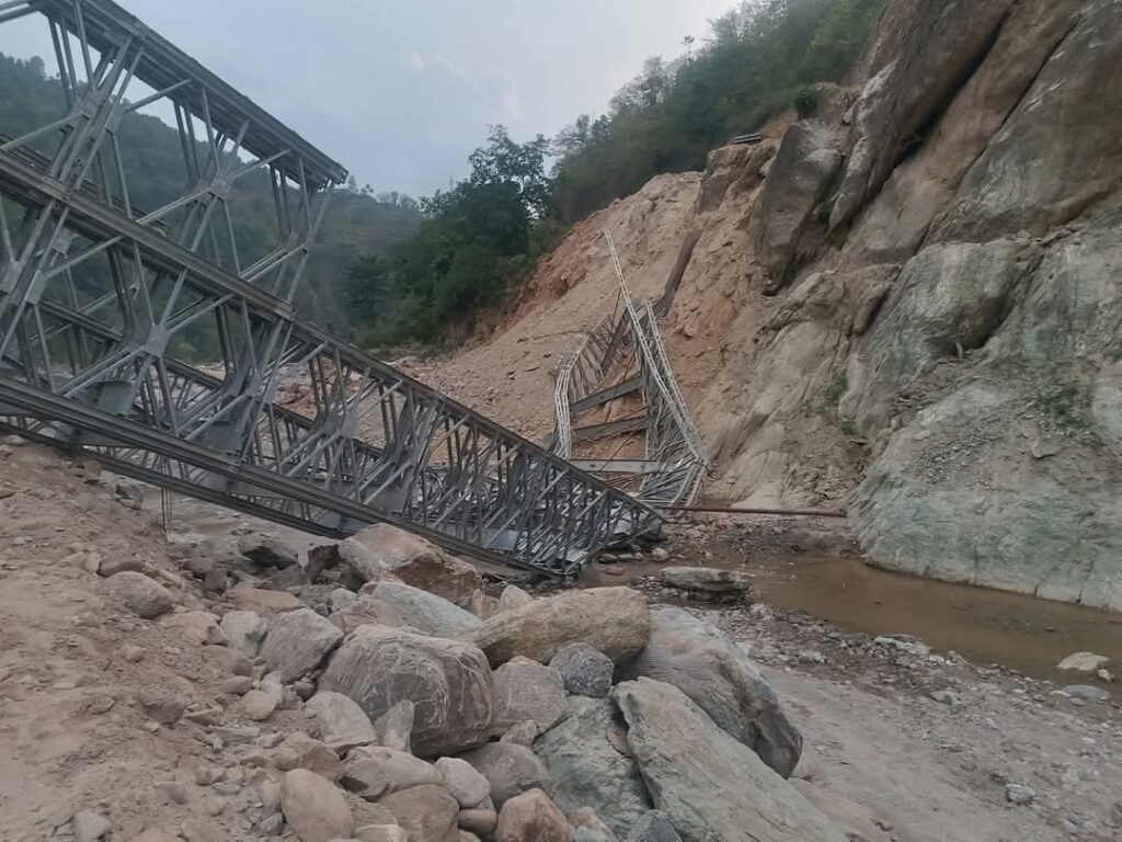 पाँचथरको हेंवा खोलामा निर्माणाधीन बेलिब्रिज खसेर ३ जनाको मृत्यु