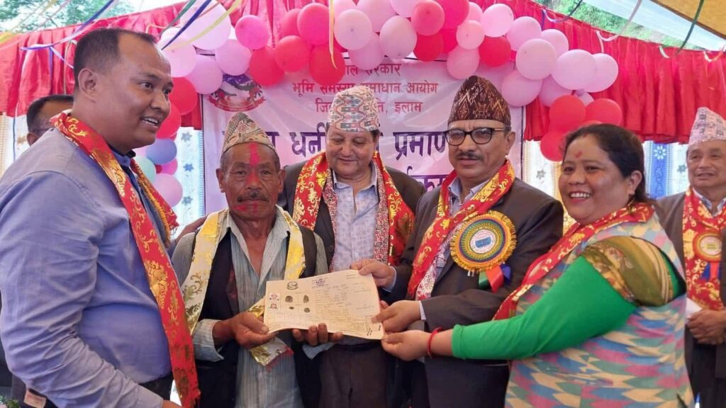रोङ गाउँपालिकाका ७२ परिवारले पाए धनीपुर्जा