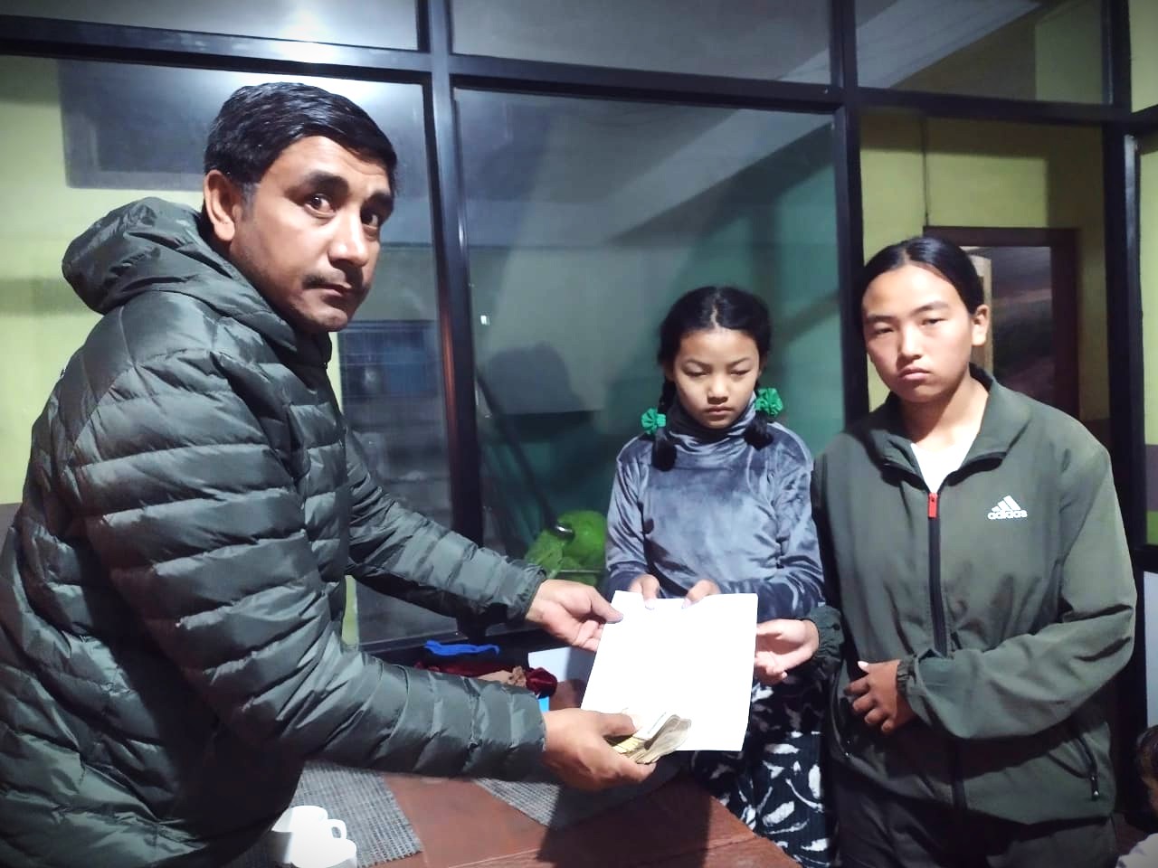 पहिरो पीडित दिदीबहिनीलाई आनन्द गणेश महिला समूहको आर्थिक सहयोग