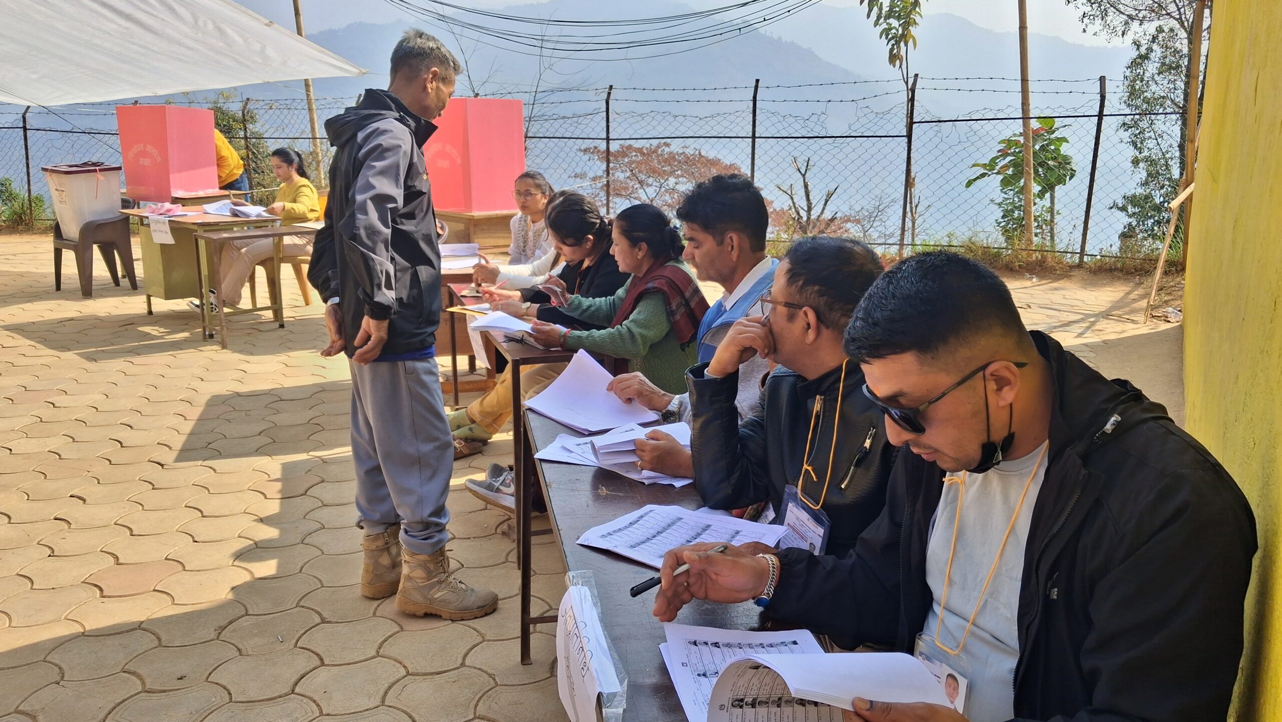 इलामका सबै शान्तिपूर्ण  रूपमा मतदान जारी