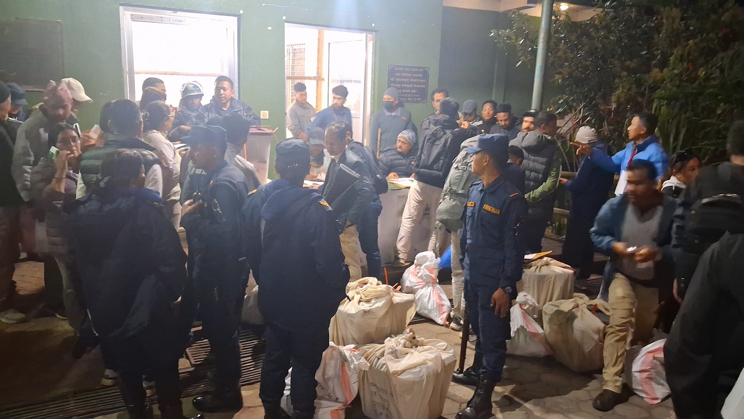 इलाममा ५७  प्रतिशत मत खस्यो , गणना स्थलमा मतपेटिका ल्याउने क्रम जारी