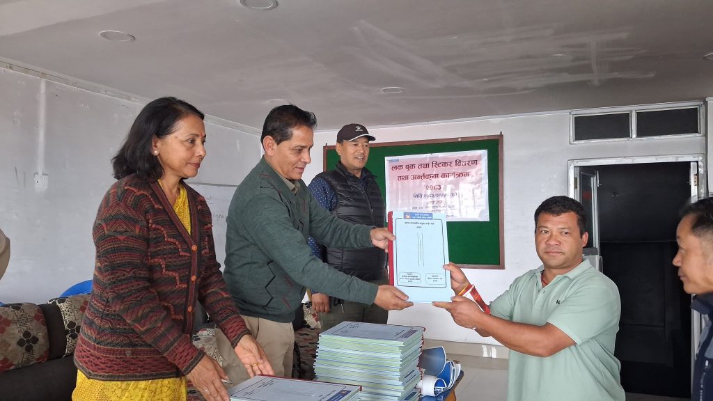 इलाम नगरका होटल र होमस्टेमा  पर्यटकको विवरण राख्न पर्यटक लगबुक वितरण