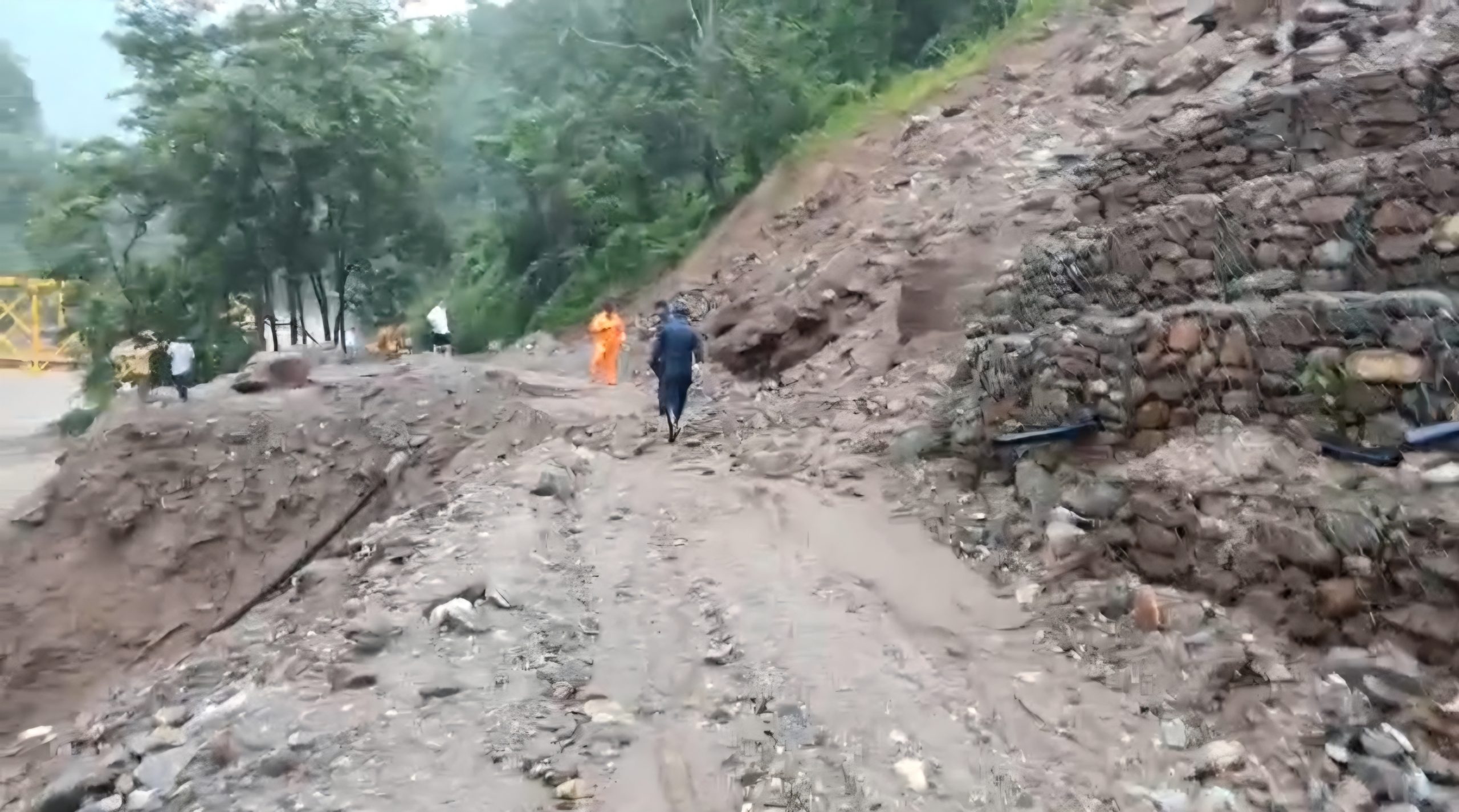 मेचीराजमार्ग सहित बैकल्पिक सडक अबरुद्ध हुँदा इलामको सडक सम्पर्क टुट्यो
